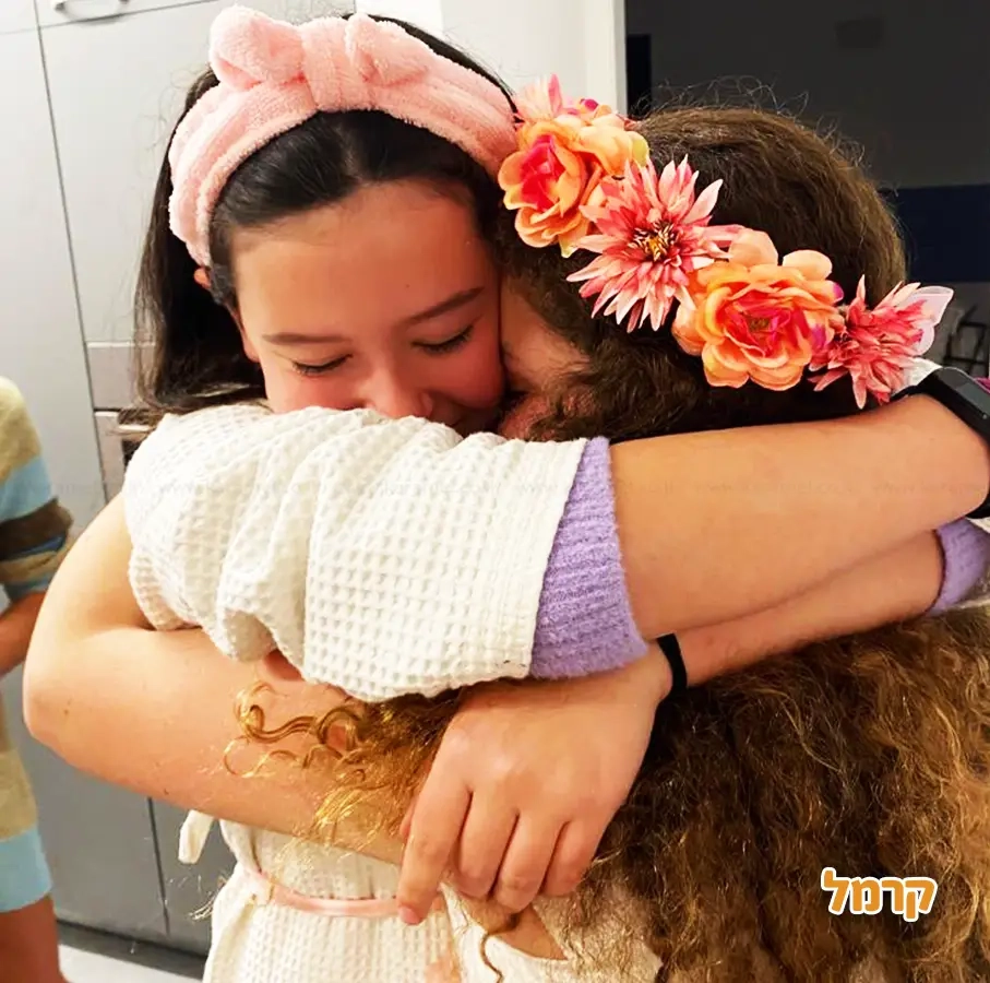 בנות חוגגות בסטייל אחר - 073-7581912